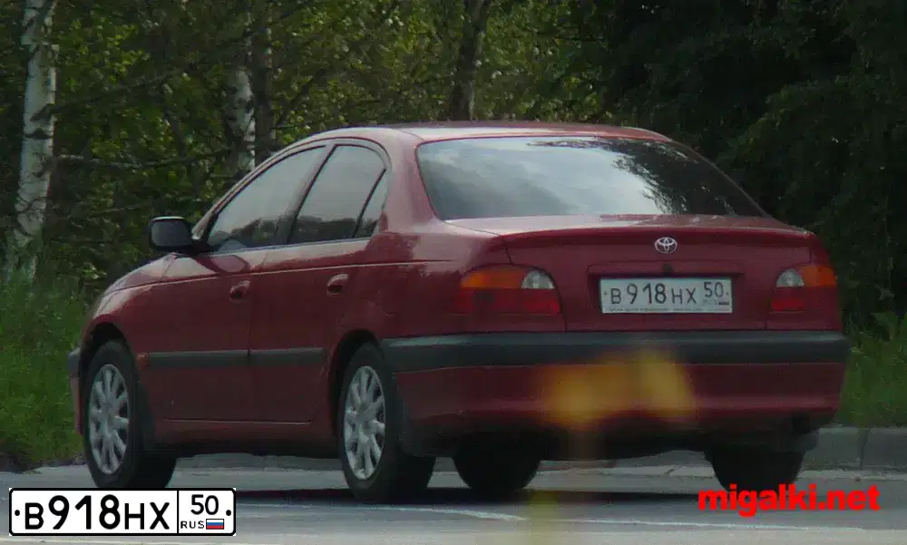 Фото автомобиля TOYOTA AVENSIS, 1998 — госномер В918НХ50. Цвет: Красный