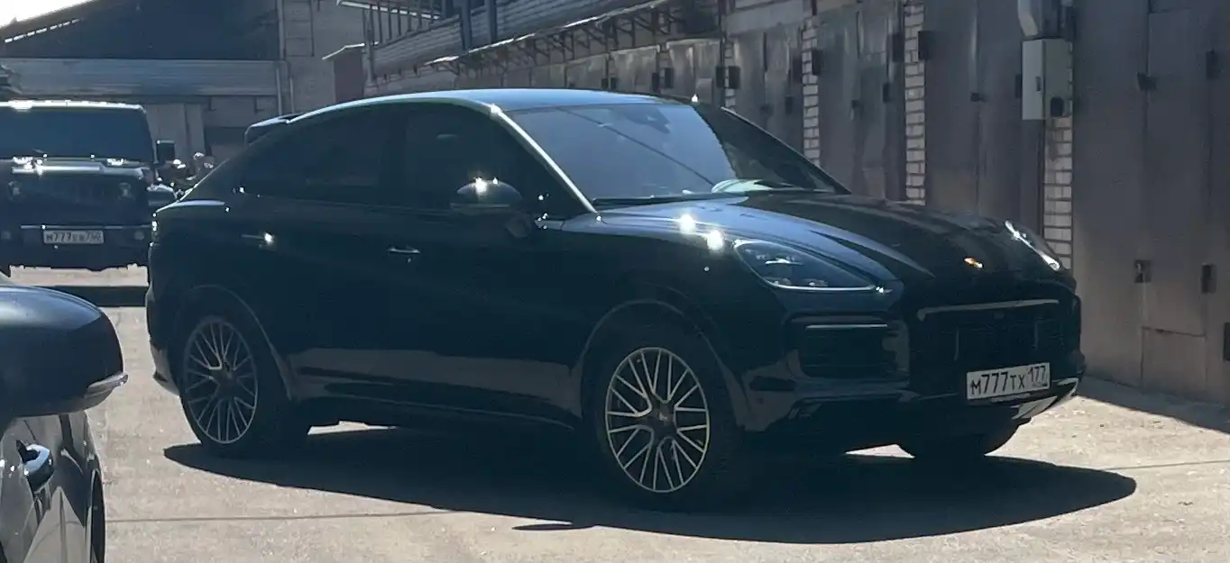 Фото автомобиля PORSCHE CAYENNE, 2012 — госномер К666ЕР73. Цвет: ЧЕРНЫЙ