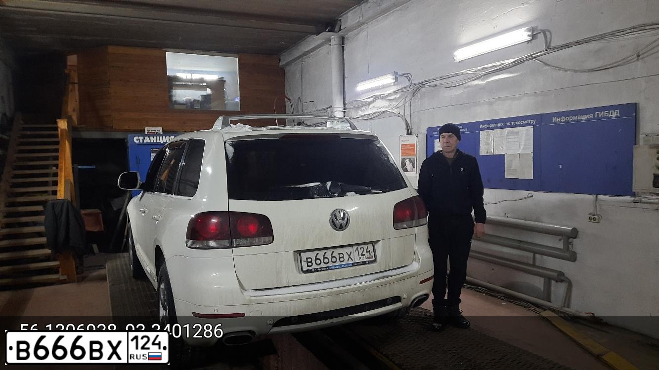 Фото автомобиля VOLKSWAGEN TOUAREG, 2008 — госномер Х969ХЕ124. Цвет: Белый