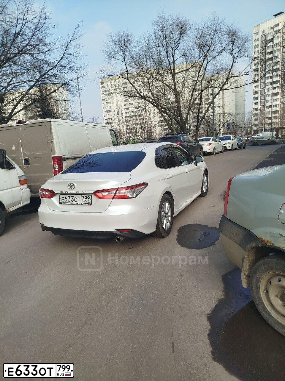 Фото автомобиля TOYOTA CAMRY, 2019 — госномер Е633ОТ799. Цвет: БЕЛЫЙ ПЕРЛАМУТР