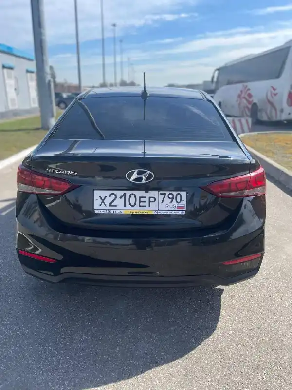 Фото автомобиля HYUNDAI SOLARIS, 2017 — госномер Х210ЕР790. Цвет: ЧЕРНЫЙ