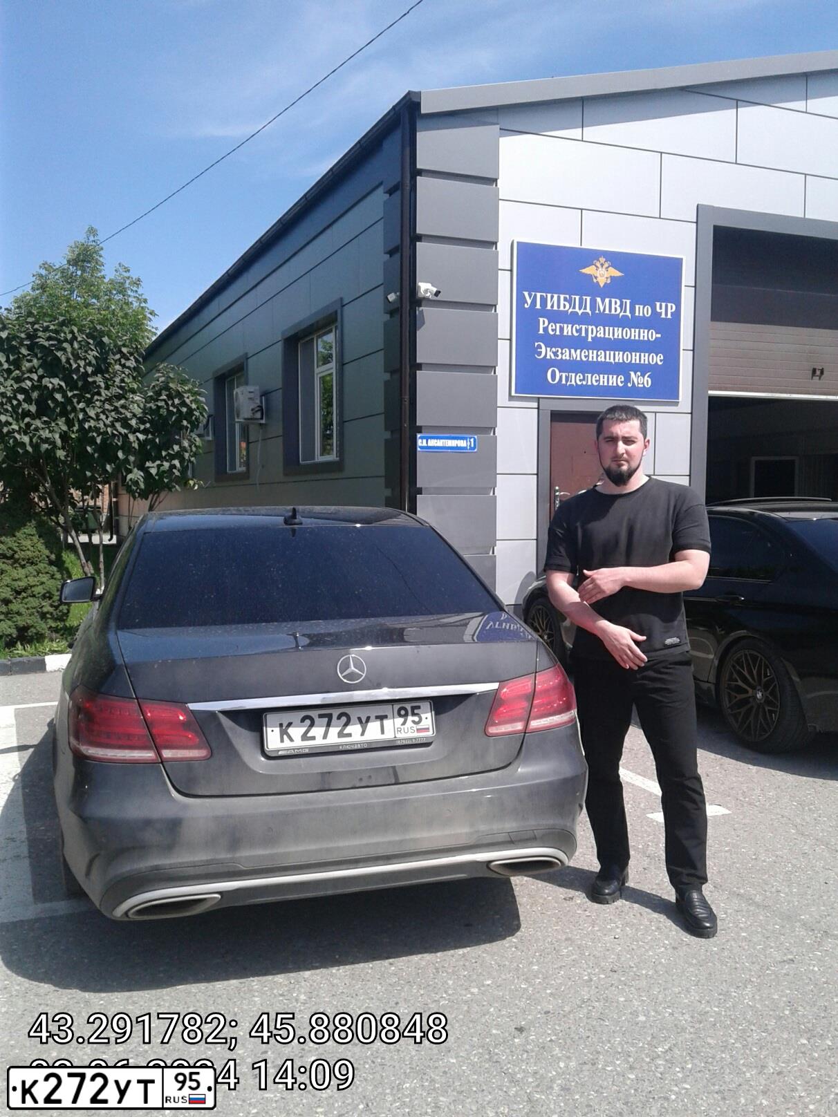 Фото автомобиля MERCEDES E-KLASSE, 2014 — госномер К272УТ95. Цвет: ЧЕРНЫЙ