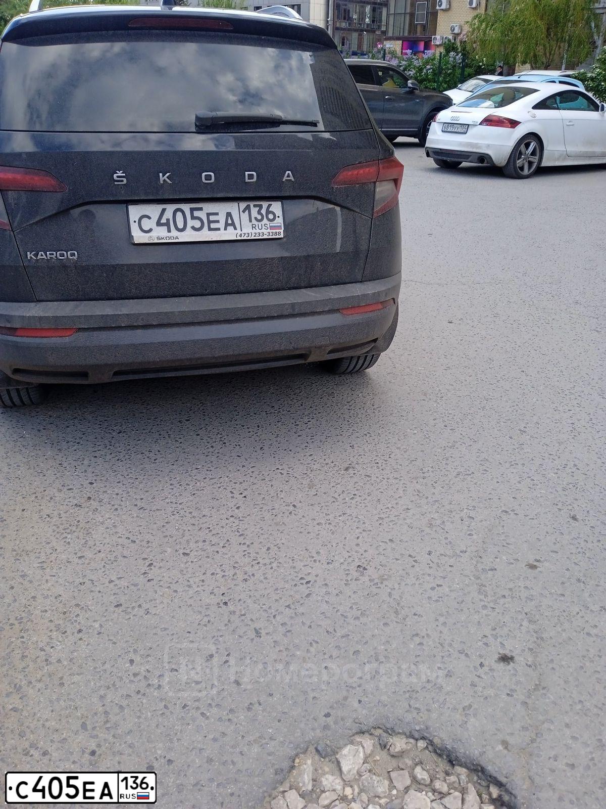 Фото автомобиля SKODA KAROQ, 2020 — госномер С405ЕА136. Цвет: ЧЕРНЫЙ