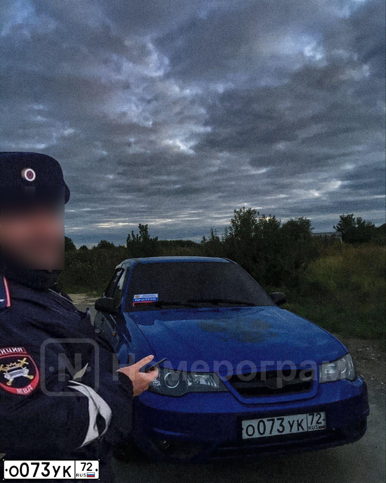 Фото автомобиля DAEWOO NEXIA, 2012 — госномер Е082УН186. Цвет: СИНЕ-ГЛАЗУРИСТЫЙ