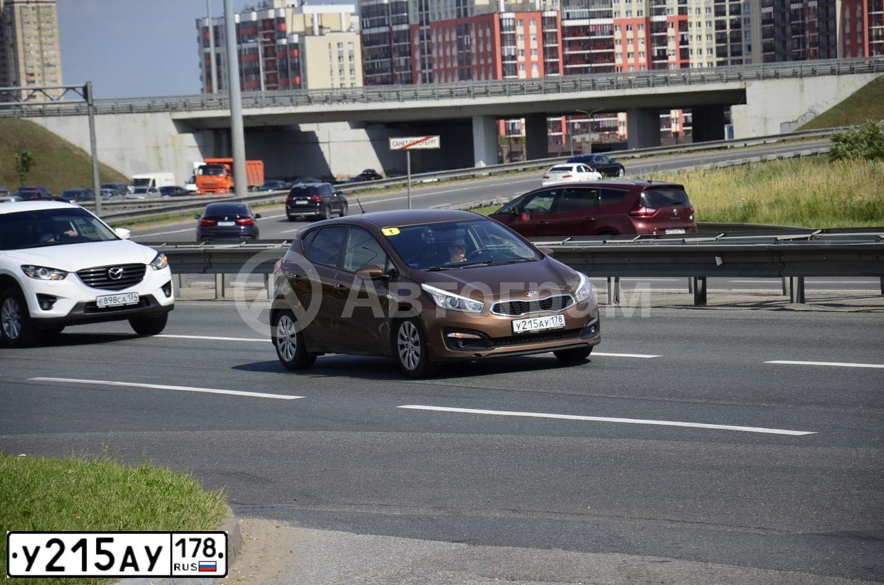 Фото автомобиля KIA CEE'D, 2015 — госномер У215АУ178. Цвет: Коричневый