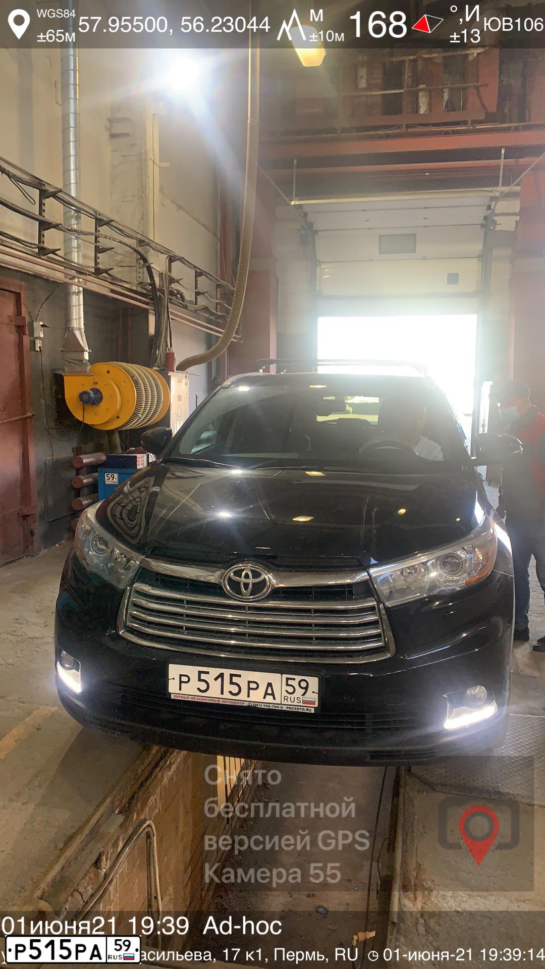 Фото автомобиля TOYOTA SIENNA, 2003 — госномер М259УТ159. Цвет: БЕЛЫЙ