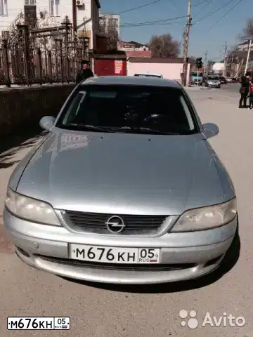 Фото автомобиля OPEL VECTRA, 1999 — госномер М676КН05. Цвет: СЕРЕБРИСТЫЙ