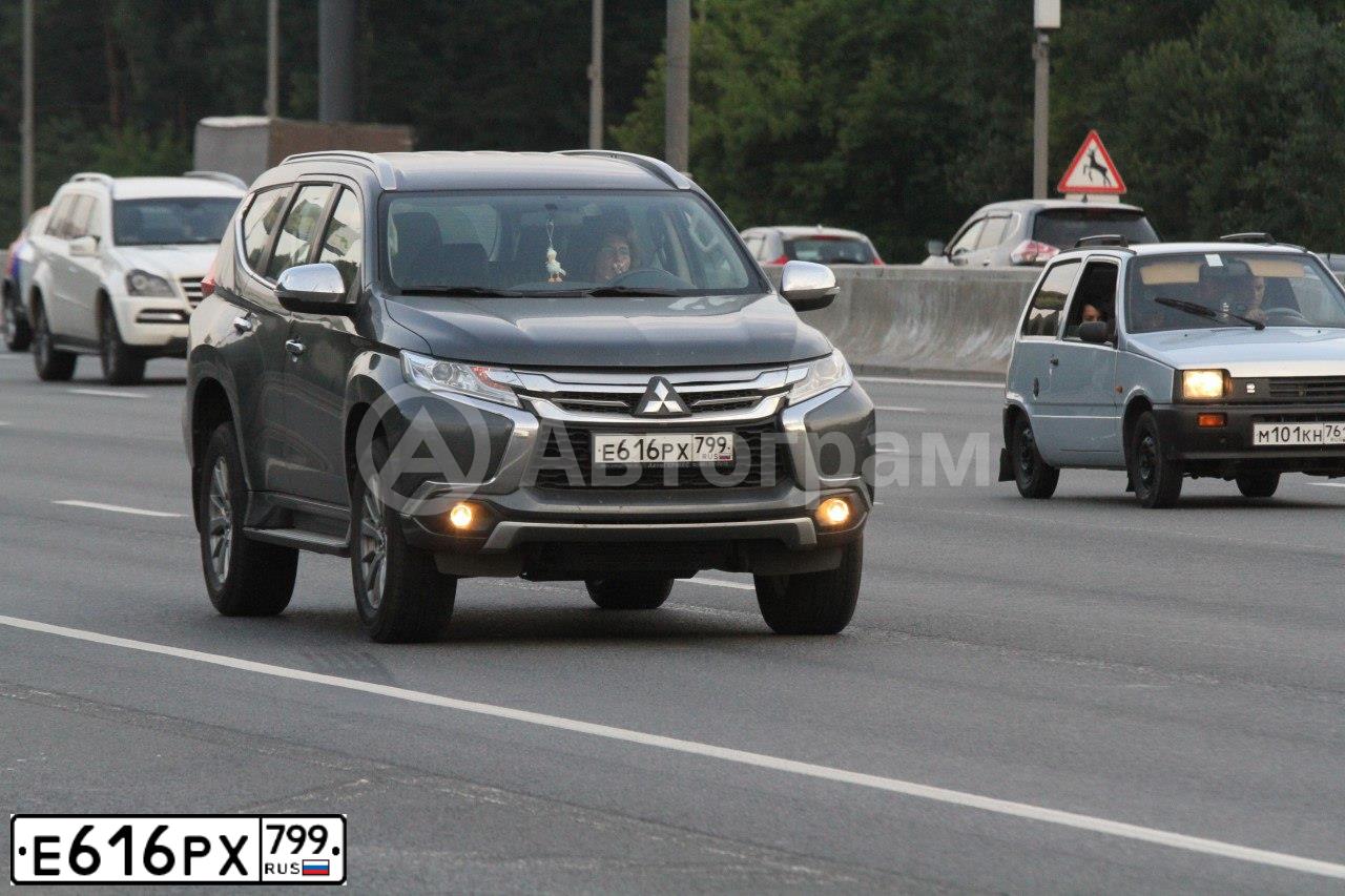 Фото автомобиля MITSUBISHI PAJERO SPORT, 2020 — госномер Е616РХ799. Цвет: СЕРЫЙ