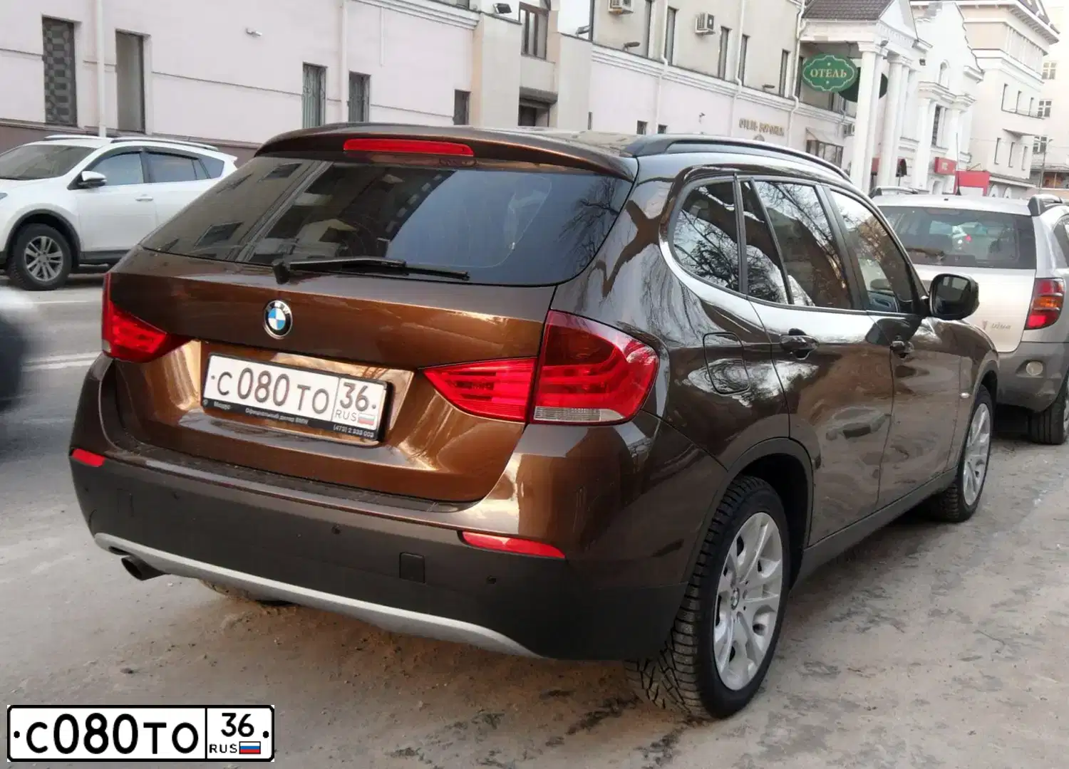 Фото автомобиля BMW X1, 2011 — госномер О308ОМ46. Цвет: Коричневый