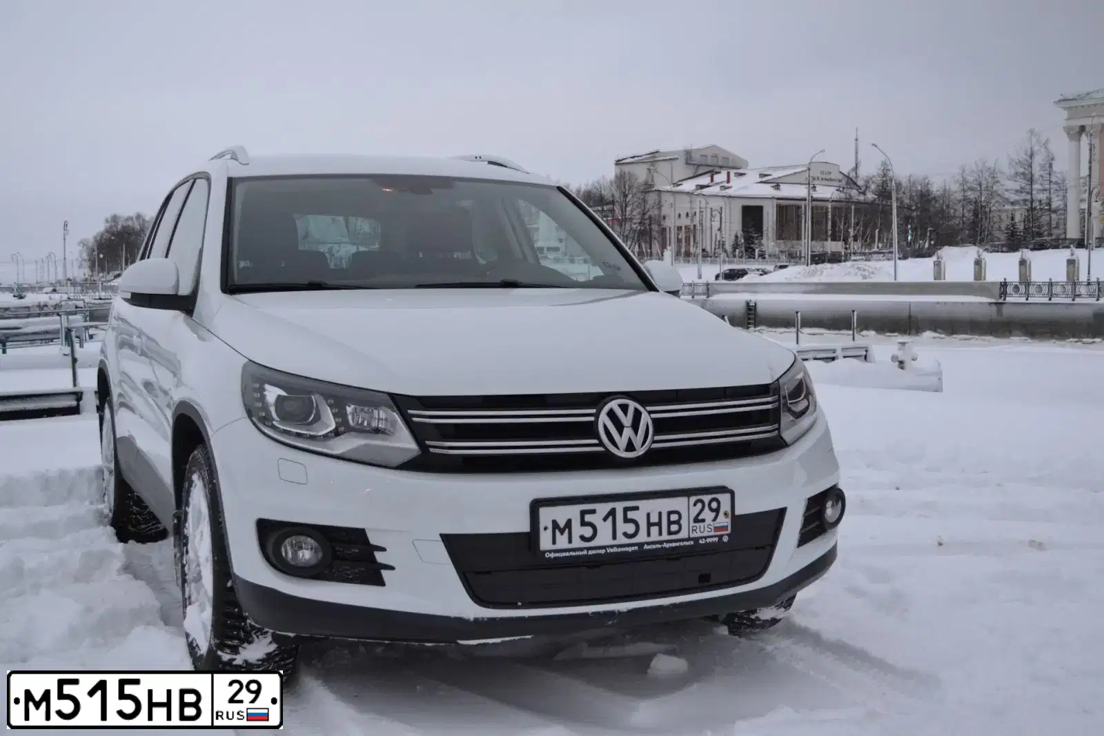 Фото автомобиля VOLKSWAGEN TIGUAN, 2011 — госномер М515НВ29. Цвет: ЧЕРНЫЙ