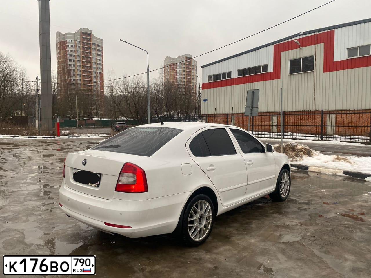 Фото автомобиля SKODA OCTAVIA, 2012 — госномер К176ВО790. Цвет: Белый