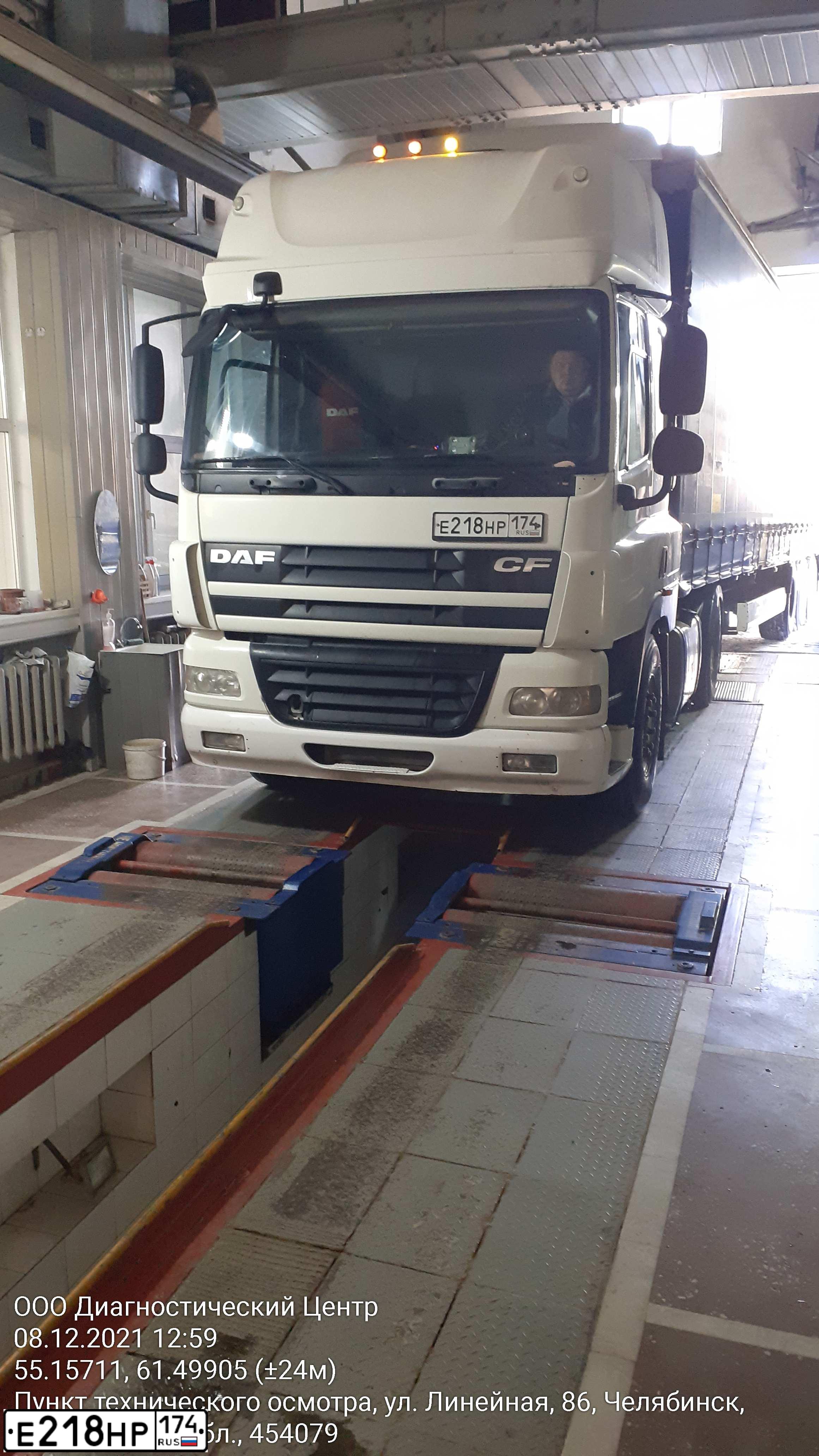 Фото автомобиля DAF CF 85 FT /4X2/, 2008 — госномер Е218НР174. Цвет: Белый