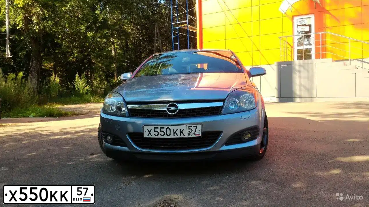 Фото автомобиля OPEL ASTRA, 2005 — госномер Р548ОУ46. Цвет: Серый