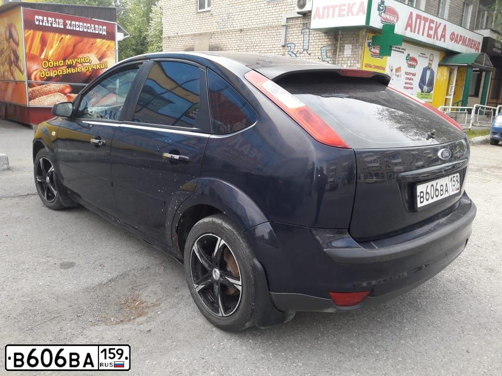 Фото автомобиля FORD FOCUS, 2006 — госномер Р584УР196. Цвет: Темно-синий