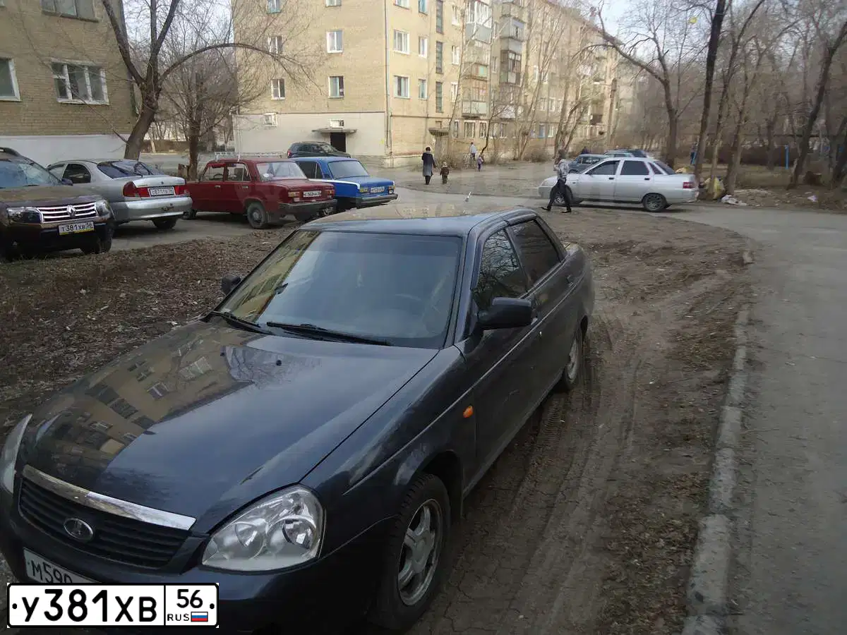 Фото автомобиля HYUNDAI SOLARIS, 2011 — госномер У381ХВ56. Цвет: Красный