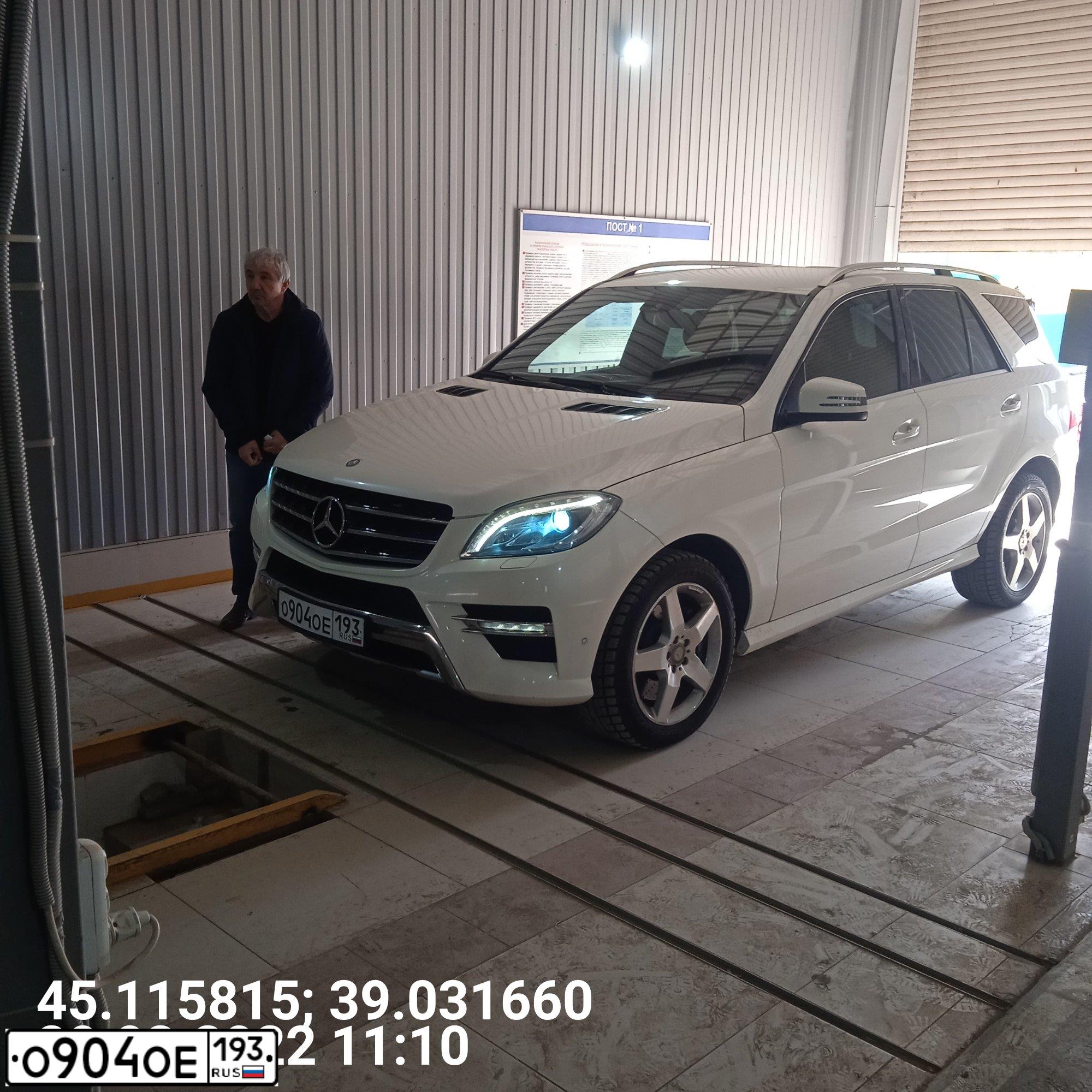 Фото автомобиля MERCEDES M-KLASSE, 2013 — госномер О004УХ93. Цвет: Белый
