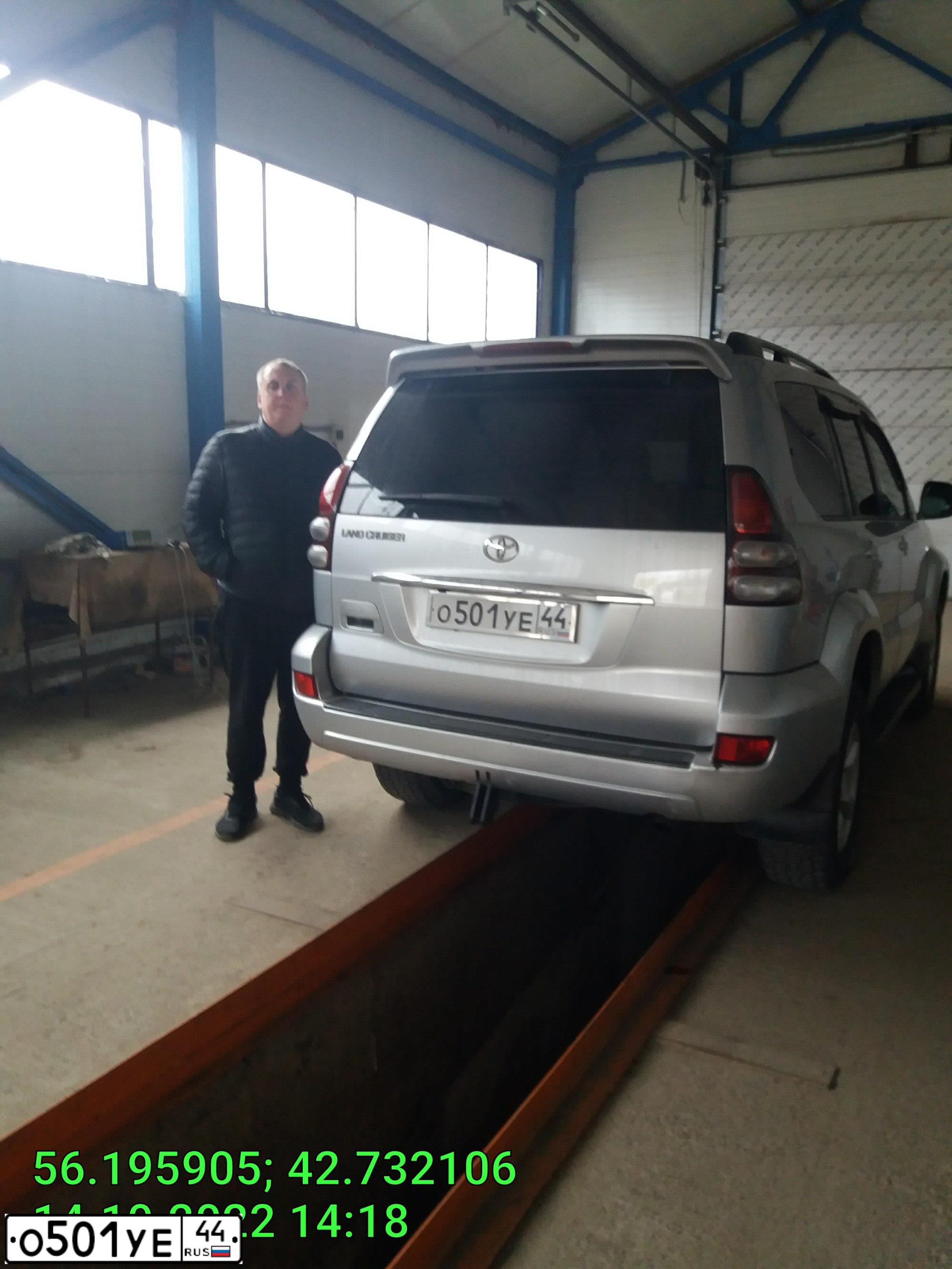 Фото автомобиля TOYOTA LANDCRUISER, 2008 — госномер О501УЕ44. Цвет: Серебристый