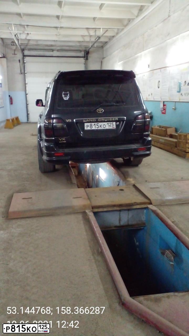 Фото автомобиля TOYOTA LAND CRUISER 100, 2006 — госномер В665РЕ41. Цвет: ЧЕРНЫЙ