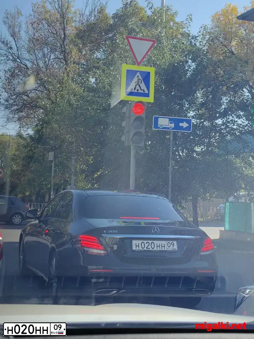 Фото автомобиля MERCEDES E-KLASSE, 2017 — госномер Н020НН09. Цвет: ЧЕРНЫЙ