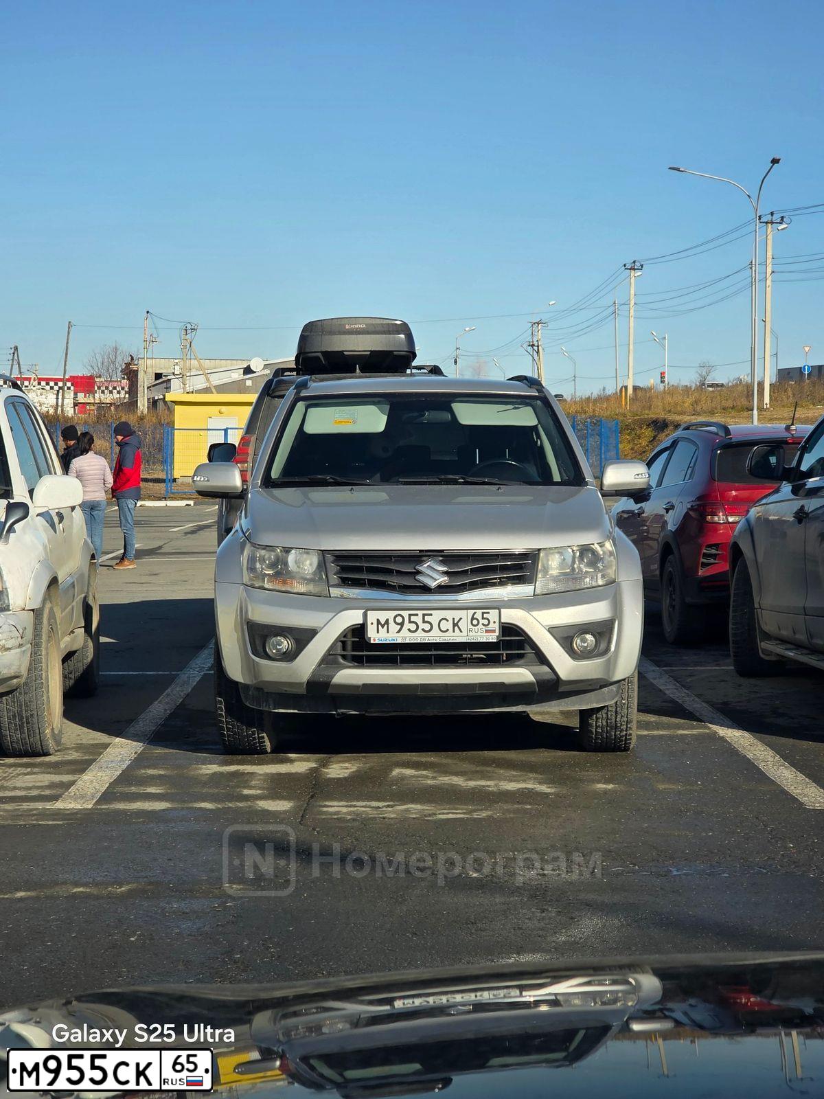 Фото автомобиля SUZUKI /GRAND/ VITARA, 2014 — госномер М955СК65. Цвет: серебристый