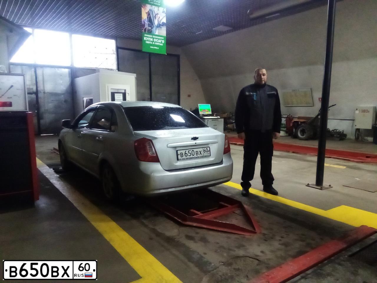 Фото автомобиля CHEVROLET LACETTI, 2010 — госномер В650ВХ60. Цвет: СЕРЕБРИСТЫЙ