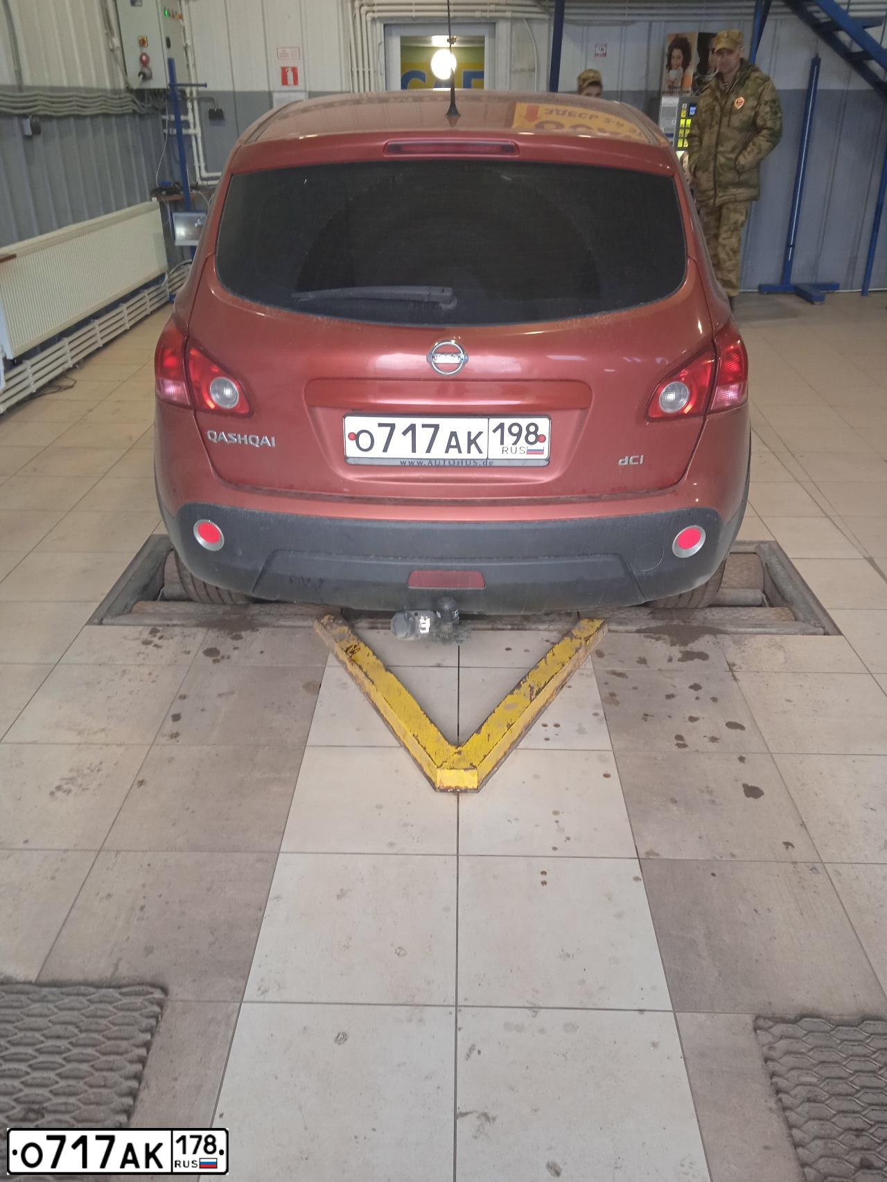 Фото автомобиля KIA CEE'D, 2013 — госномер О717АК178. Цвет: Коричневый