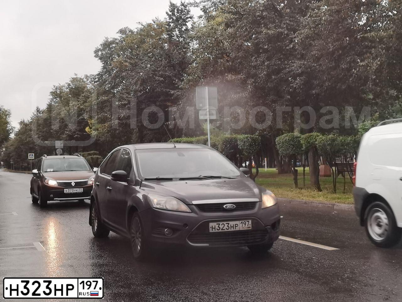 Фото автомобиля FORD FOCUS, 2011 — госномер Н323НР197. Цвет: СЕРЫЙ ТЕМНЫЙ