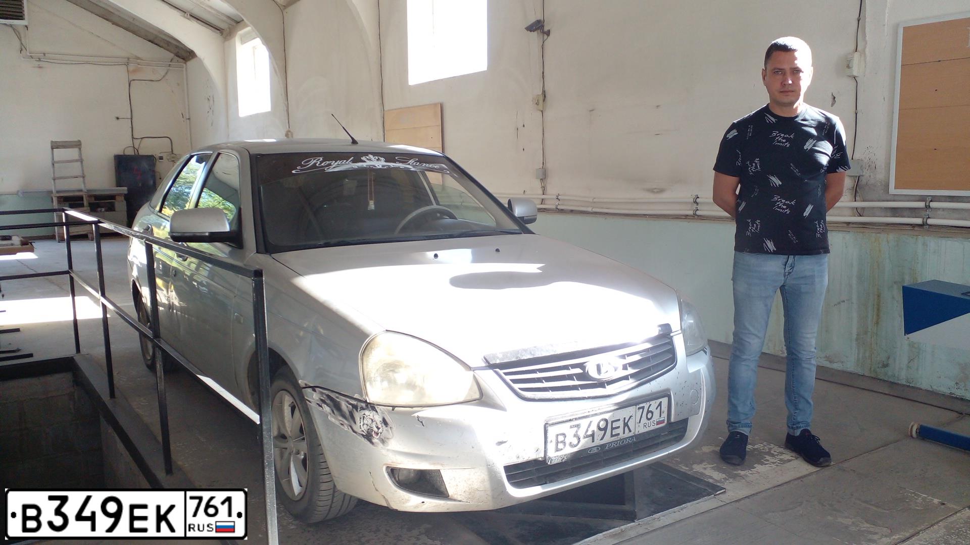 Фото автомобиля LADA 2172 PRIORA, 2011 — госномер Е633ТА134. Цвет: Светло-Серебристый металлик
