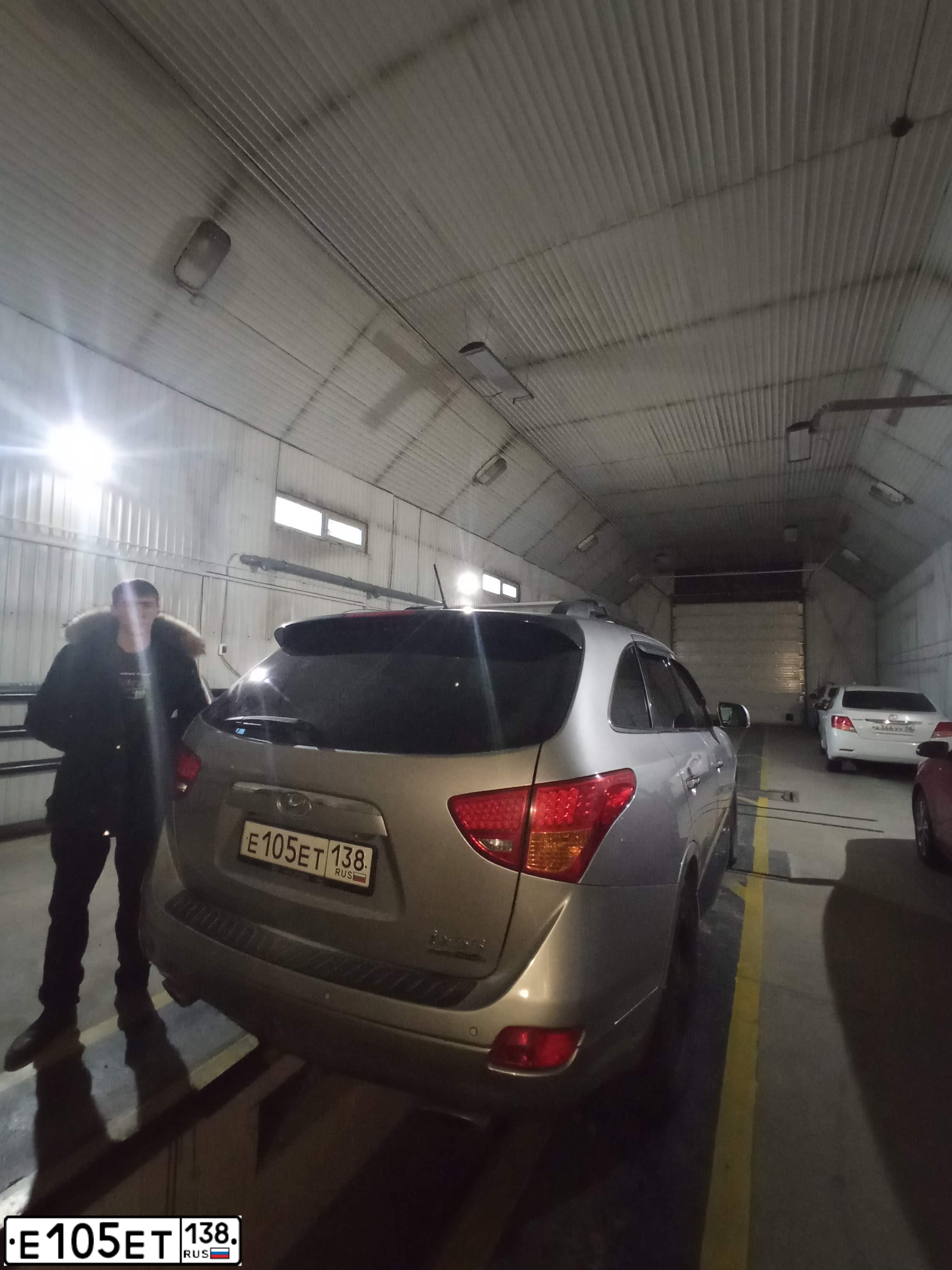 Фото автомобиля HYUNDAI IX55, 2011 — госномер Н529НН36. Цвет: СЕРЫЙ