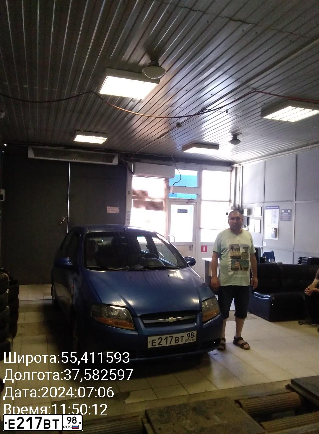 Фото автомобиля CHEVROLET AVEO, 2004 — госномер О662ВМ550. Цвет: синий