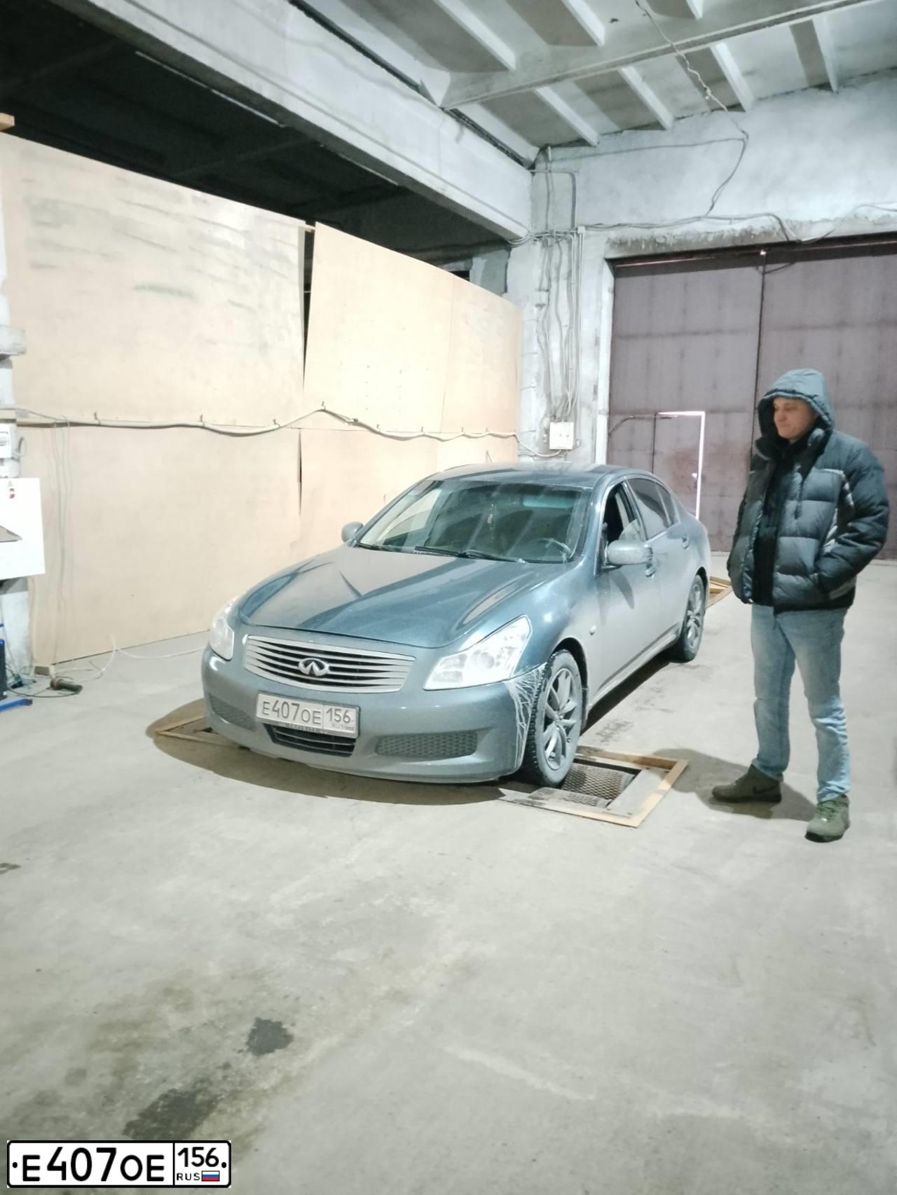 Фото автомобиля INFINITI G35, 2007 — госномер Е407ОЕ156. Цвет: СИНИЙ