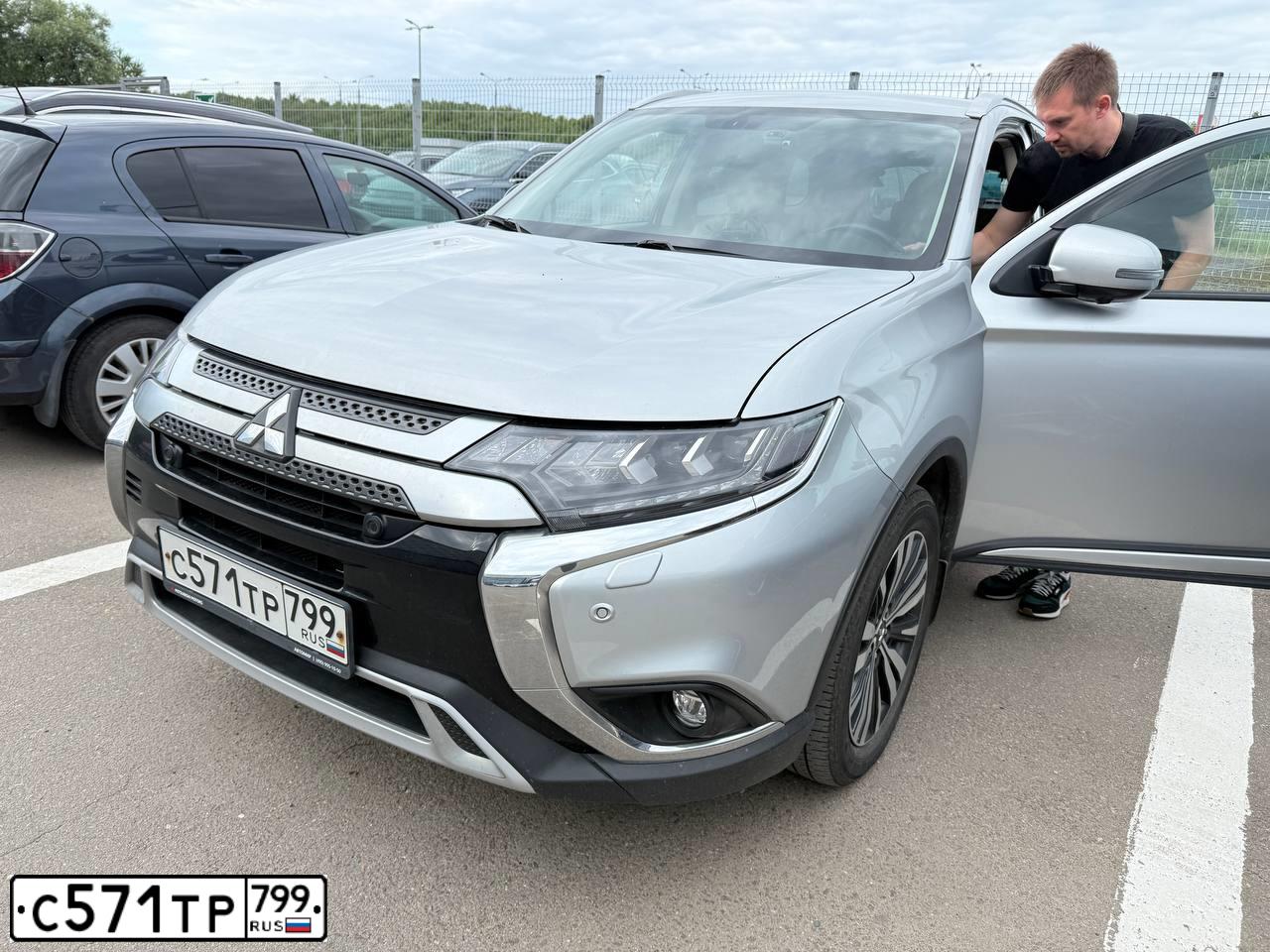 Фото автомобиля MITSUBISHI OUTLANDER, 2020 — госномер С571ТР799. Цвет: СЕРЫЙ