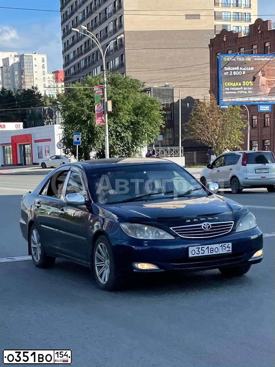 Фото автомобиля TOYOTA CAMRY, 2002 — госномер О351ВО154. Цвет: синий