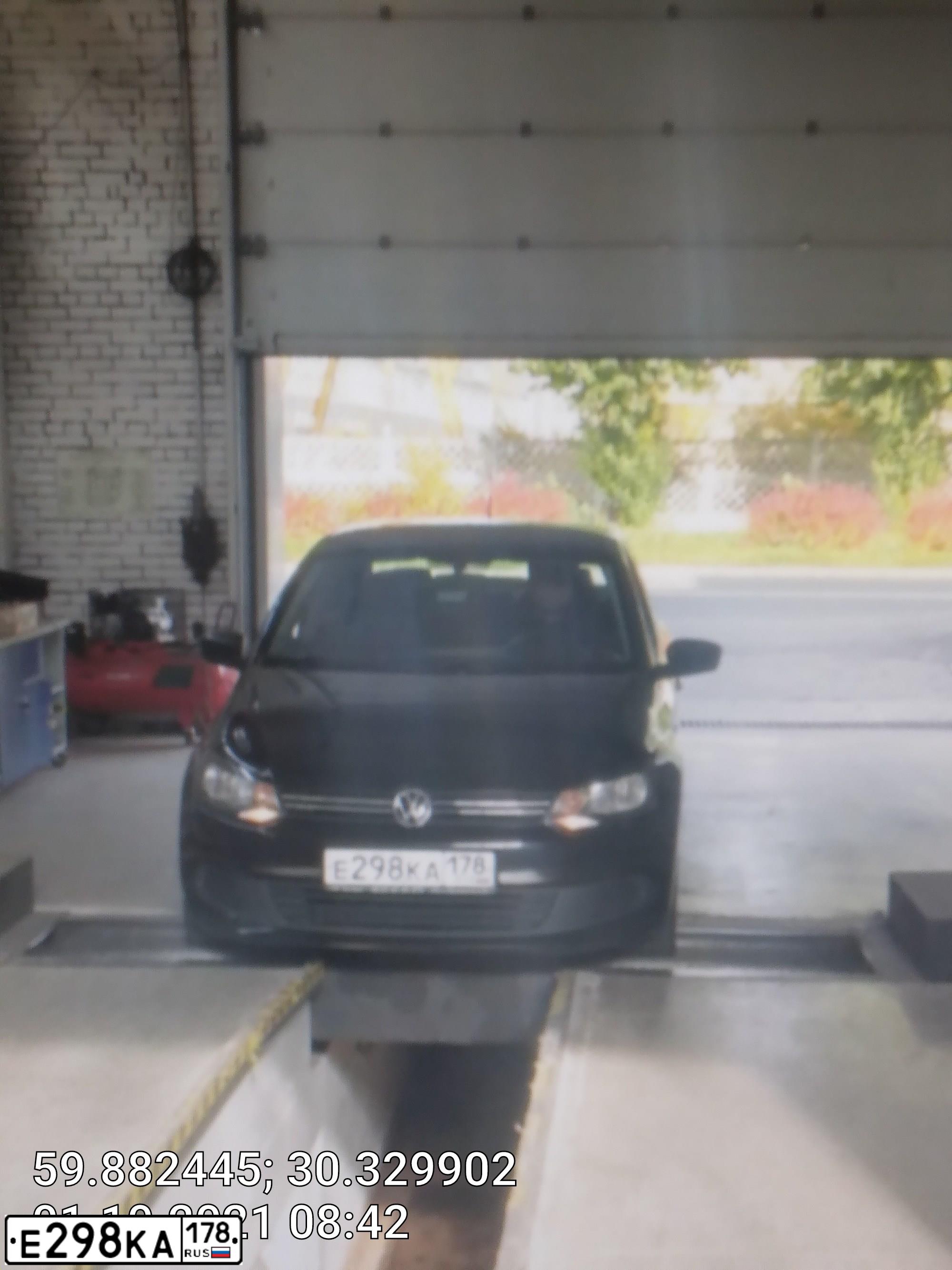 Фото автомобиля VOLKSWAGEN POLO, 2011 — госномер Е298КА178. Цвет: ЧЕРНЫЙ