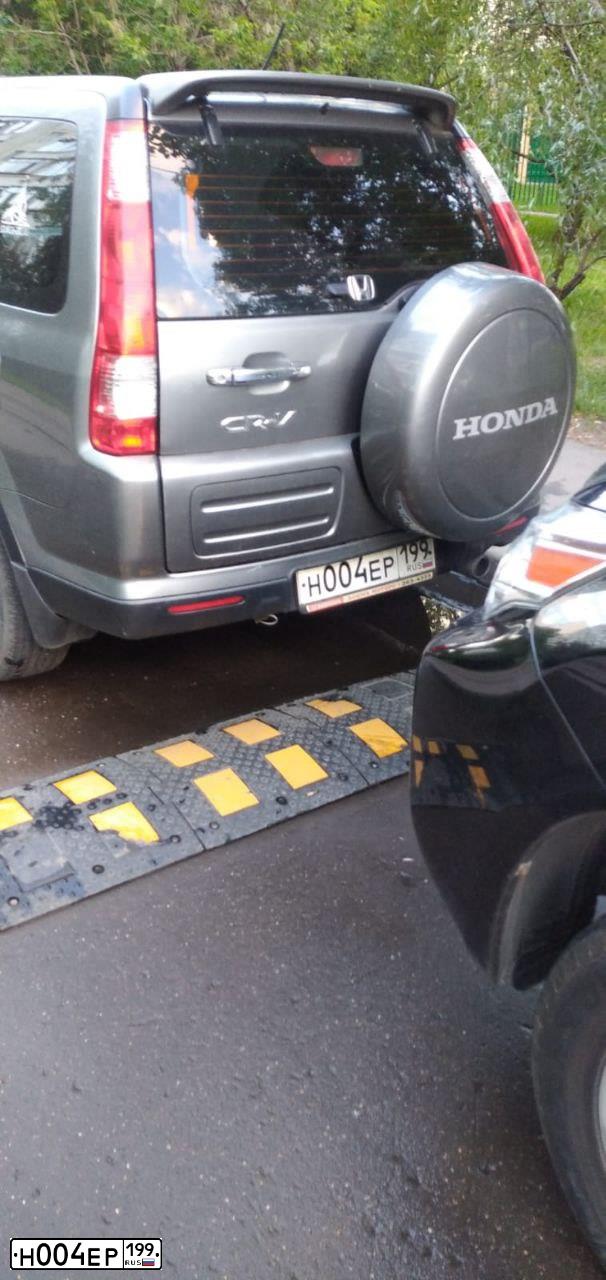 Фото автомобиля HONDA CR-V, 2005 — госномер Н004ЕР199. Цвет: СЕРЫЙ