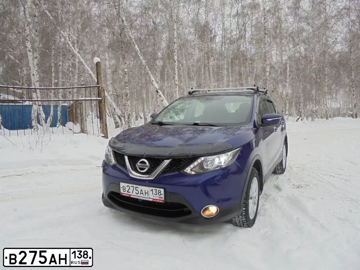 Фото автомобиля NISSAN QASHQAI, 2014 — госномер В275АН138. Цвет: ТЕМНО-СИНИЙ