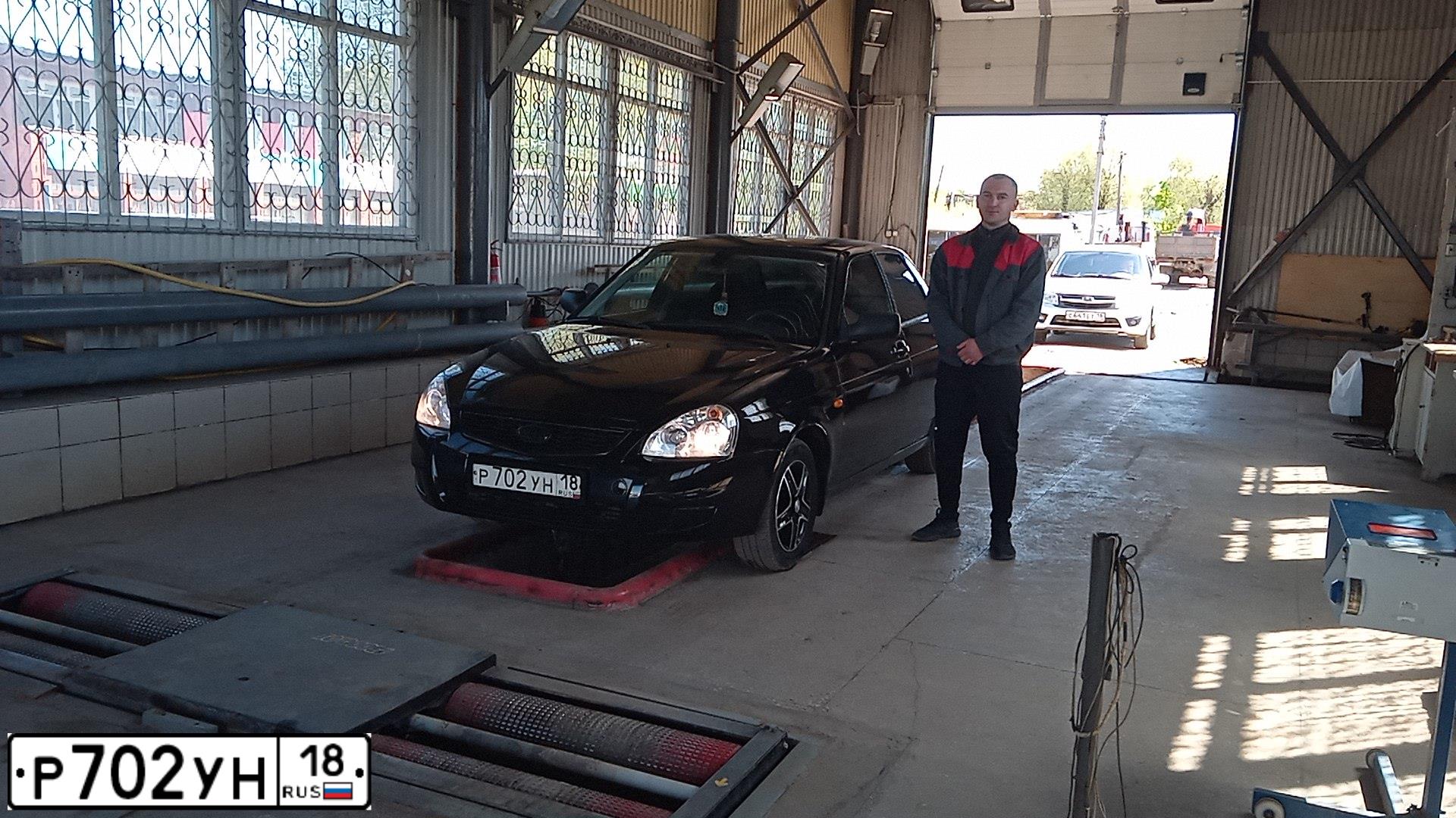 Фото автомобиля LADA 2170 PRIORA, 2010 — госномер Р702УН18. Цвет: Сине-черный
