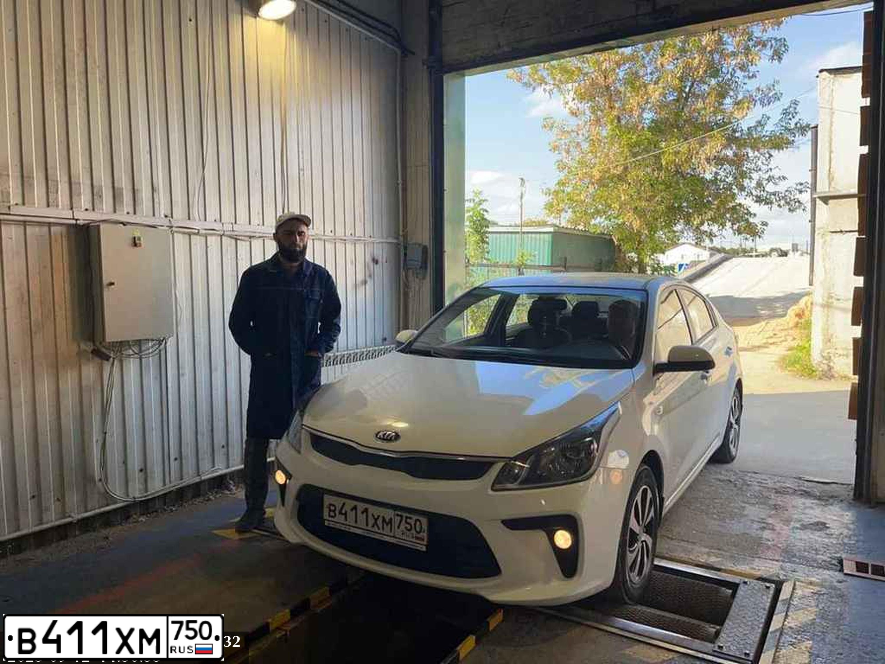 Фото автомобиля KIA RIO, 2017 — госномер А992ОР797. Цвет: БЕЛЫЙ ЖЕЛТЫЙ СЕРЫЙ