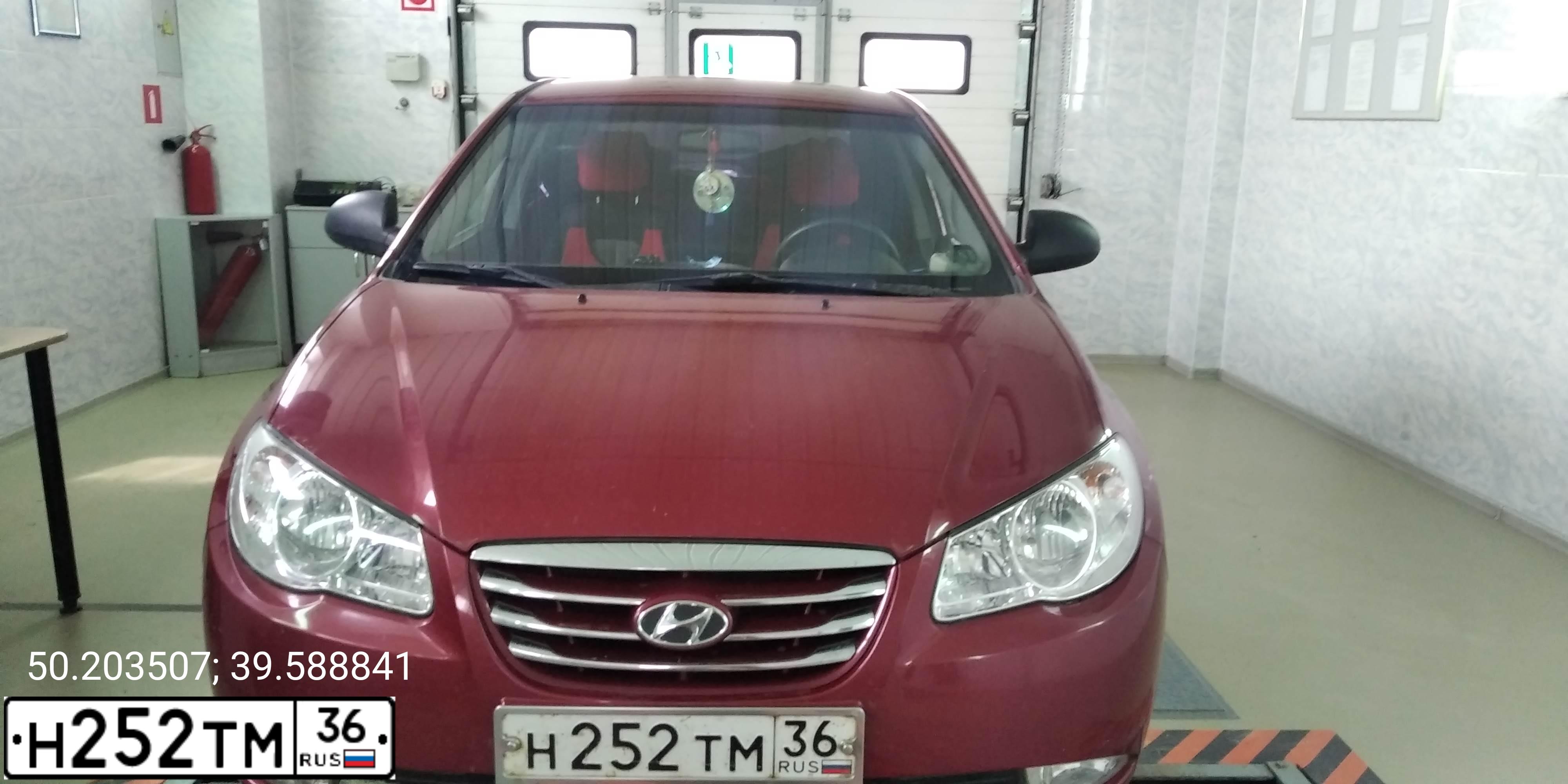 Фото автомобиля HYUNDAI ELANTRA, 2010 — госномер Н252ТМ36. Цвет: Красный