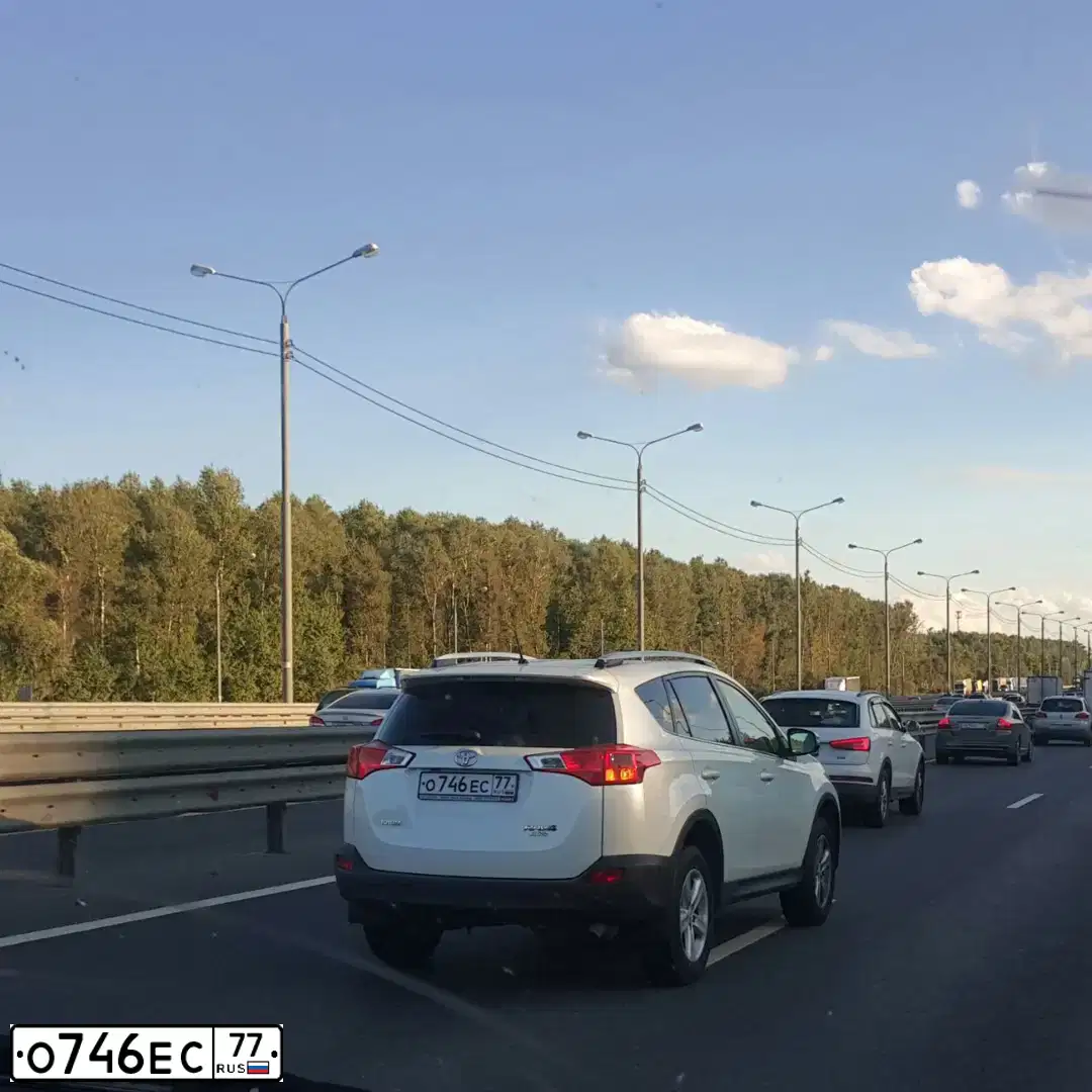 Фото автомобиля TOYOTA RAV4, 2014 — госномер Р458ОК27. Цвет: Белый