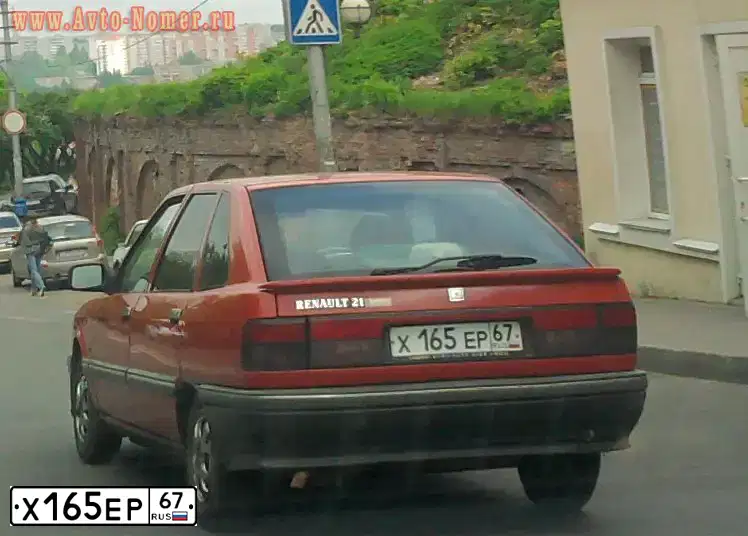 Фото автомобиля RENAULT R 21, 1989 — госномер Х165ЕР67. Цвет: КРАСНЫЙ