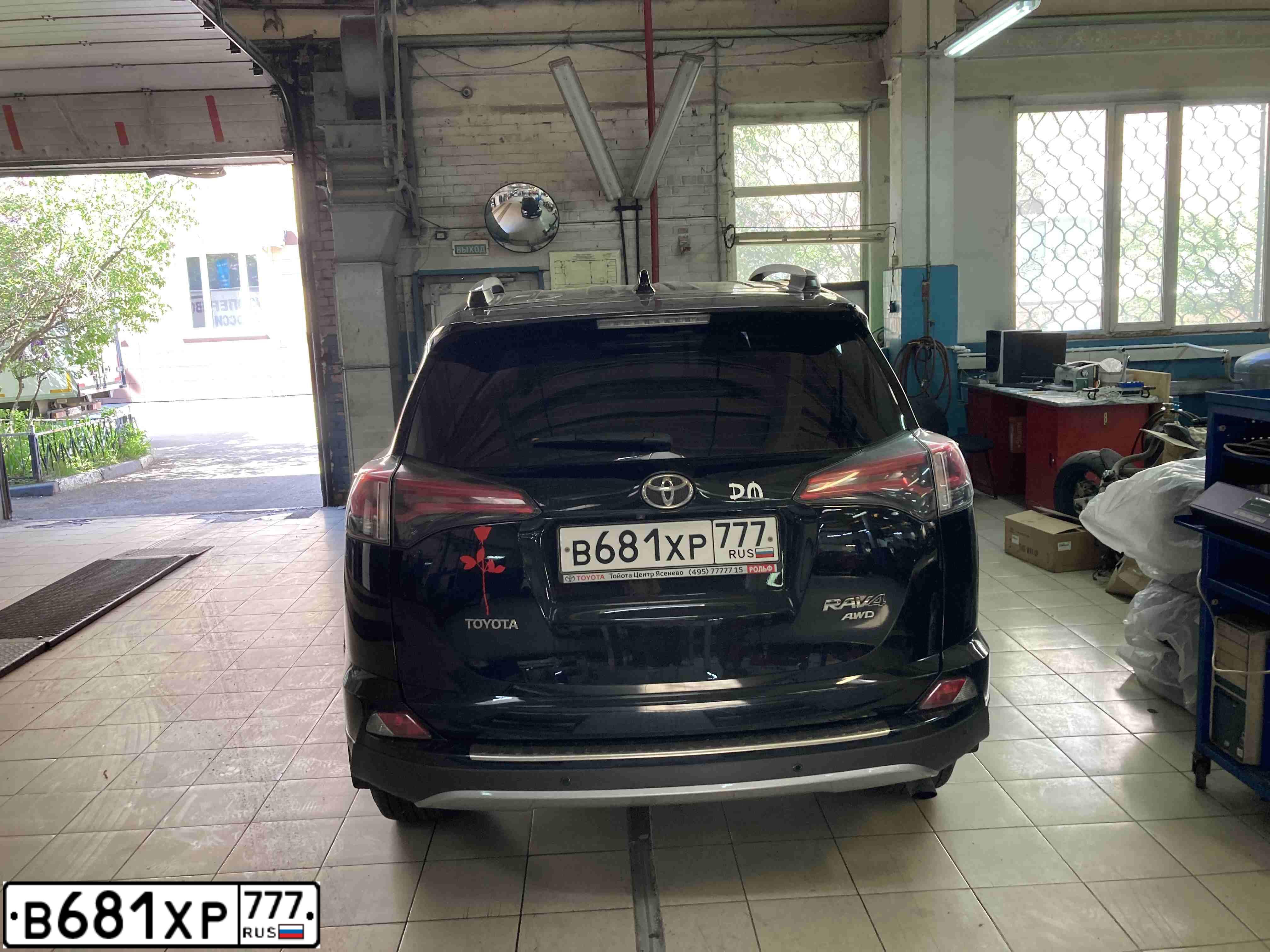 Фото автомобиля TOYOTA RAV4, 2017 — госномер В681ХР777. Цвет: ЧЕРНЫЙ МЕТАЛЛИК