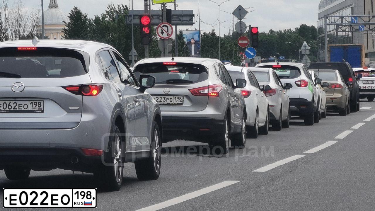 Фото автомобиля AUDI Q7, 2019 — госномер Е022ЕО198. Цвет: Серый