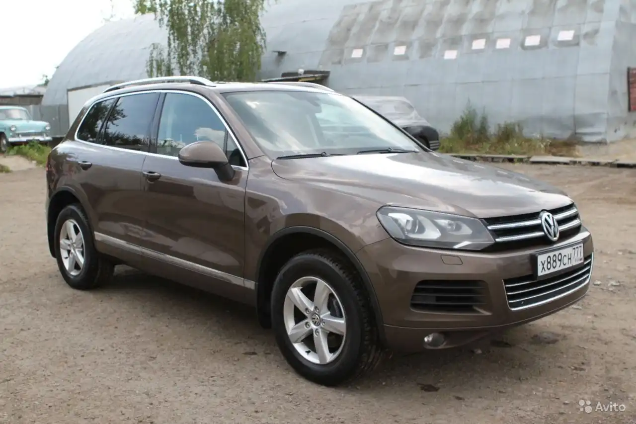 Фото автомобиля VOLKSWAGEN TOUAREG, 2012 — госномер В080СС77. Цвет: Коричневый