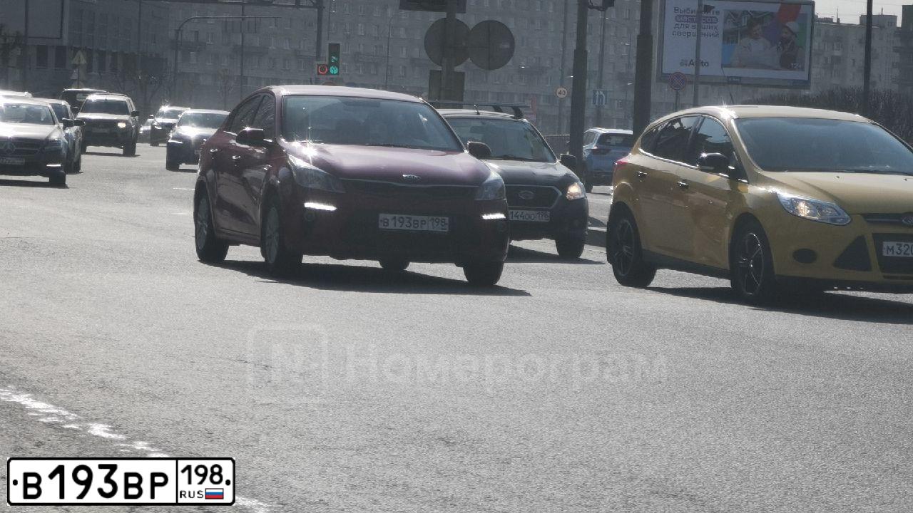 Фото автомобиля KIA RIO, 2018 — госномер В193ВР198. Цвет: КРАСНЫЙ