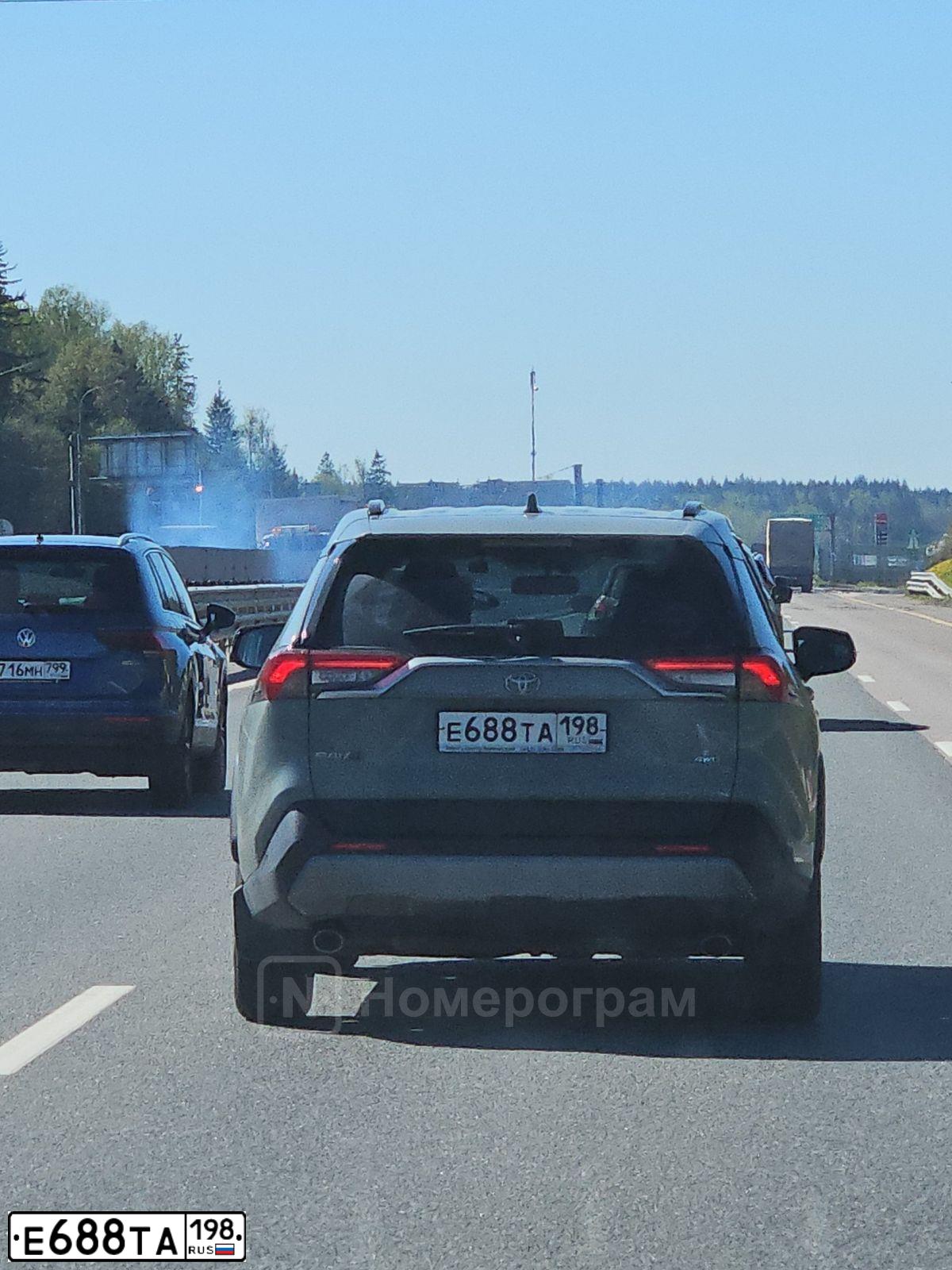 Фото автомобиля TOYOTA RAV4, 2020 — госномер Е688ТА198. Цвет: ЗЕЛЕНЫЙ