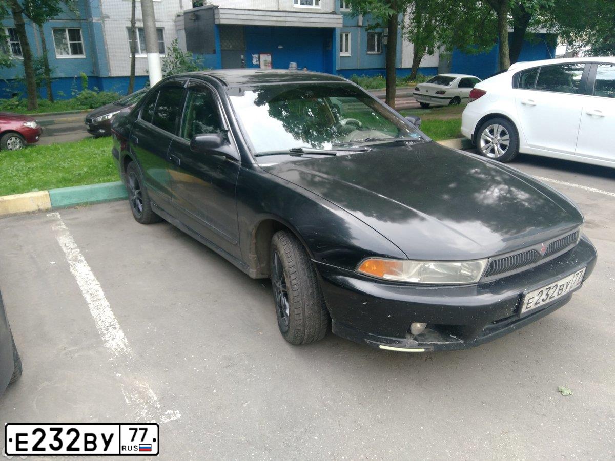 Фото автомобиля MITSUBISHI GALANT, 2001 — госномер Е232ВУ77. Цвет: ЧЕРНЫЙ