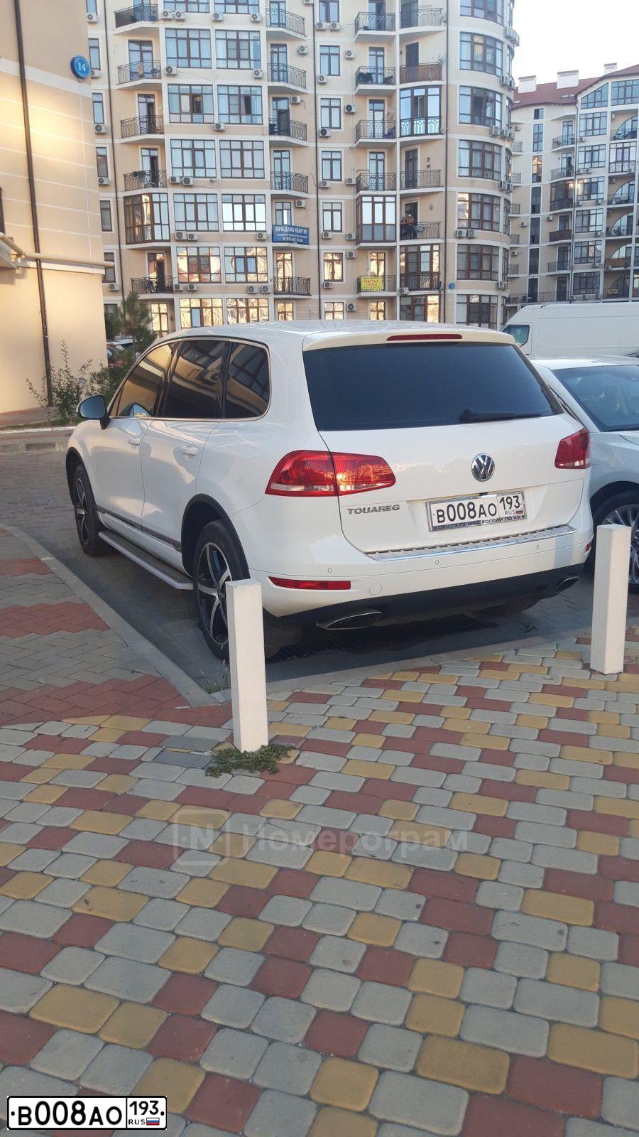 Фото автомобиля VOLKSWAGEN TOUAREG, 2012 — госномер В008АО193. Цвет: Белый