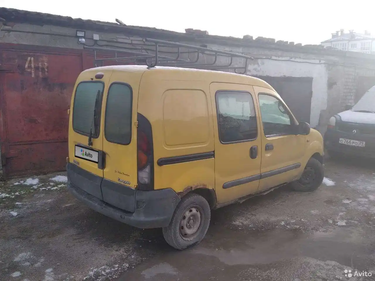 Фото автомобиля RENAULT KANGOO, 2004 — госномер О766РО39. Цвет: синий
