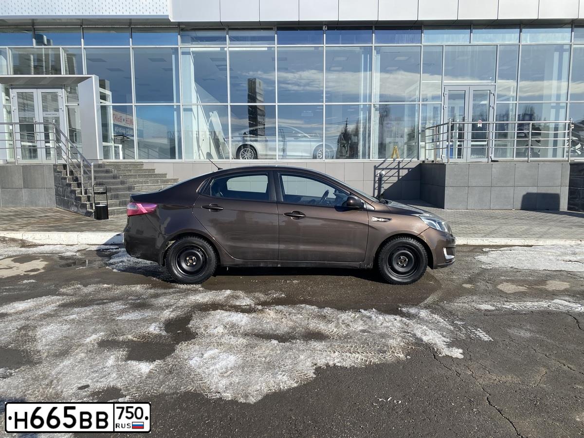 Фото автомобиля KIA RIO, 2014 — госномер М033ЕН164. Цвет: Коричневый